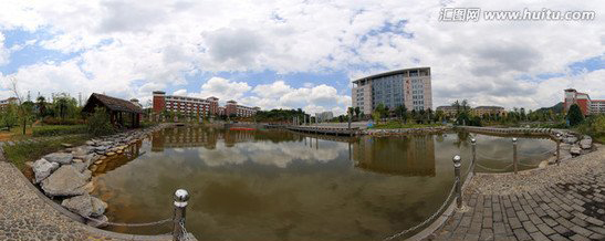 贵州医科大学图书馆小湖全景