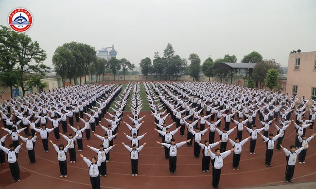 眉山工程技师学院(中国水电七局高级技工学校)操场一角