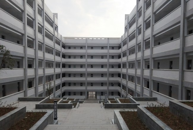 南充技师学院建华校区宿舍大楼中央