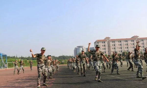 成都中医药大学附属医院针灸学校匕首操演练