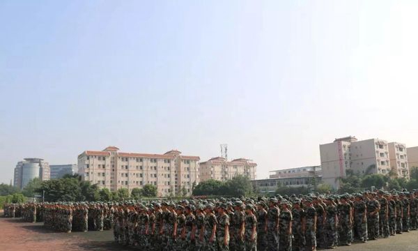 成都中医药大学附属医院针灸学校军训方队